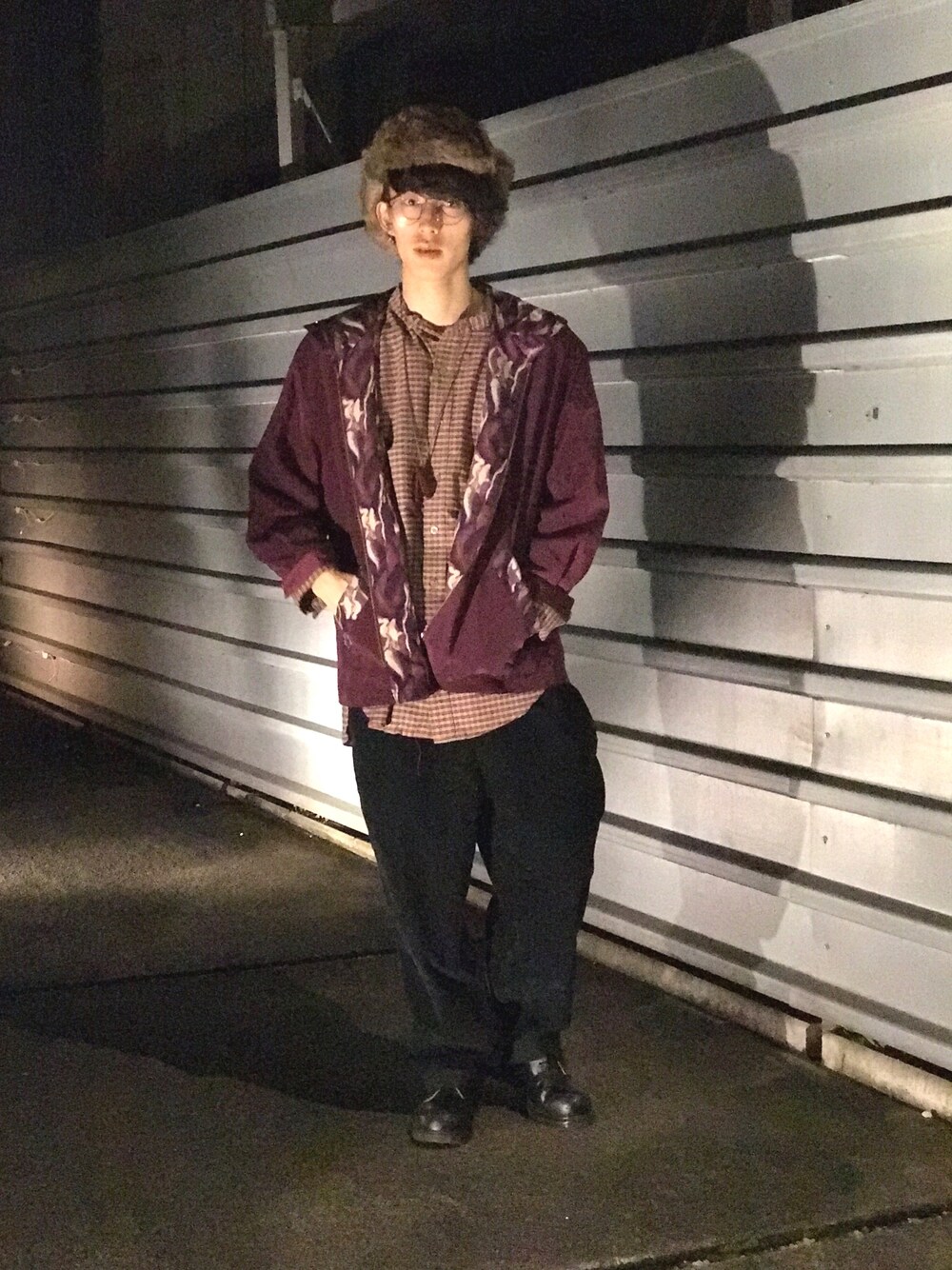 「下北沢、古着、ワイドパンツ、柄×柄」｜「古着のアイテム（シャツ/ブラウス、ブラウン系）」を使った、koukiさん（メンズ・171cm）の冬コーディネートの1枚目の写真