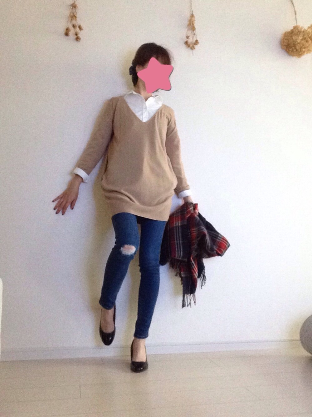 「ニット、シャツスタイル、デニム、ストール、ラフコーデ」｜「AZUL by moussyのアイテム（ニット/セーター、ベージュ系）」を使った、macaron❤︎さん（レディース・170cm）の秋コーディネートの1枚目の写真