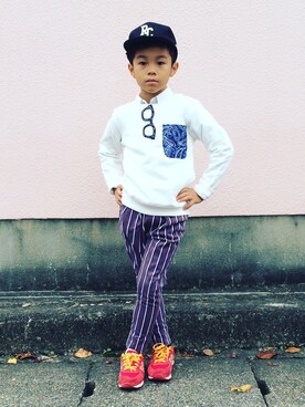 「'PalinkA（パリンカ）のめがねワッペントレーナー / SUPERTHANKS（スウェット、ホワイト系）」を使った、MonkeyKOUさん（キッズ）の冬コーディネート