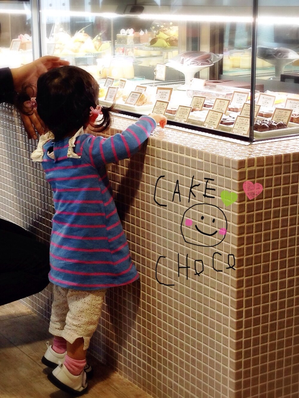 ブルー系のワンピース、ホワイト系のその他パンツを着用したキッズの春コーディネートの1枚目の写真