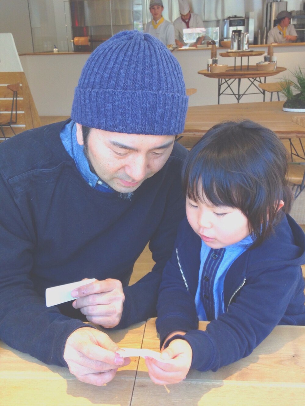 「キッスコーデ、リンクコーデ、デニム、親子コーデ、お揃い、パパコーデ、女の子」｜「URBAN RESEARCHのアイテム（シャツ/ブラウス、ブルー系）」を使った、ちーこさん（キッズ・100cm）の春コーディネートの1枚目の写真