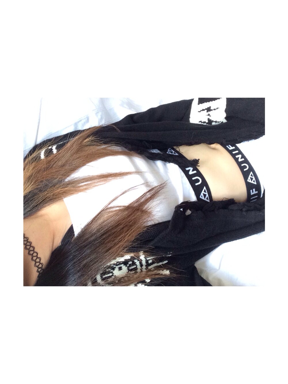 「UNIF、black、black and white、white、cardigan」｜「UNIFのアイテム（ブラ&ショーツ、ホワイト系）」を使った、feifeiさん（レディース・160cm）の冬コーディネートの1枚目の写真