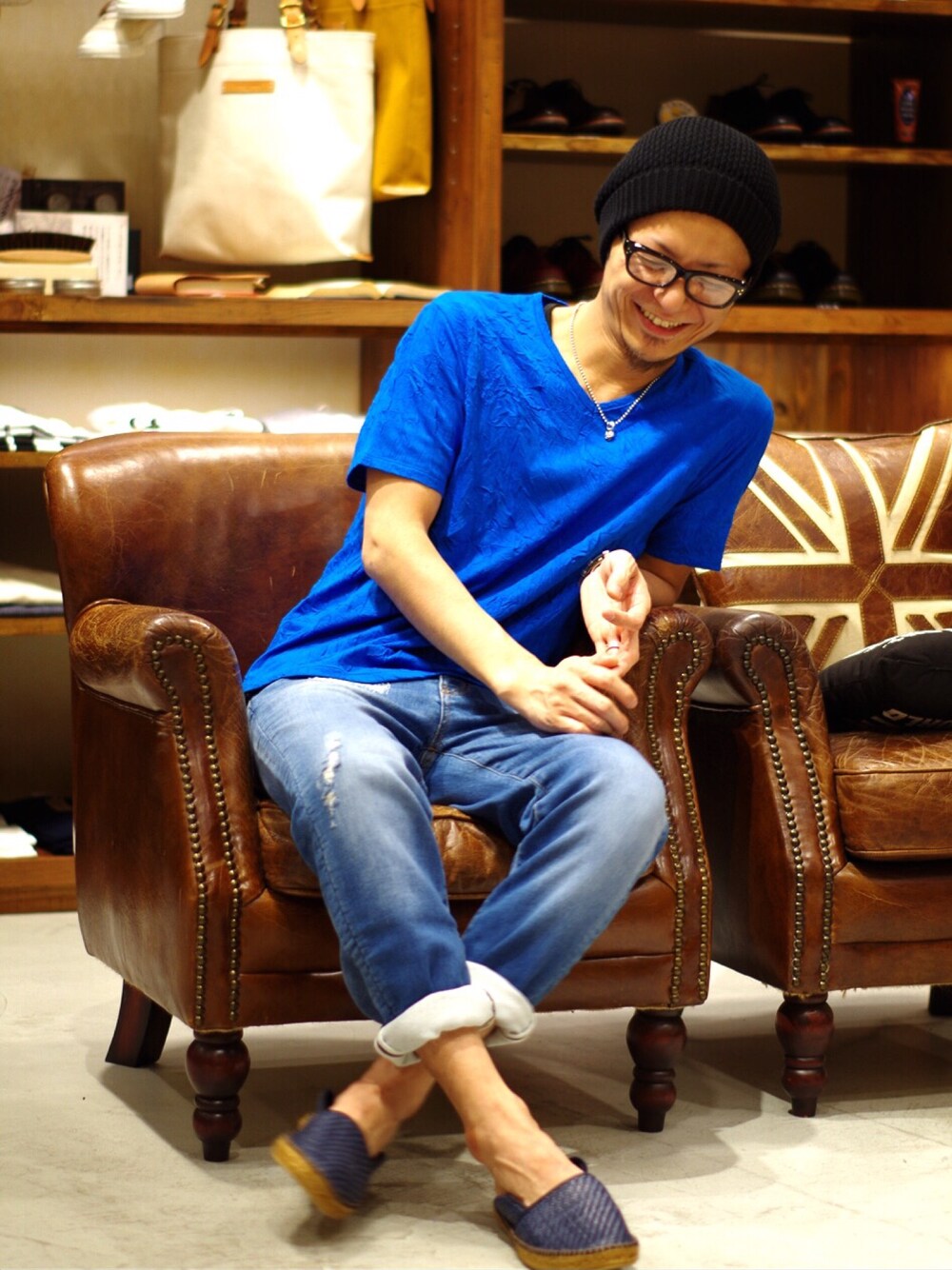 ブルー系のTシャツ/カットソー、ブルー系のデニムパンツ、ブルー系のスリッポンを着用したメンズの春コーディネートの1枚目の写真