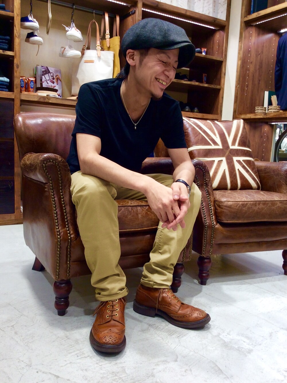 ブラック系のTシャツ/カットソー、ブラウン系のその他、ブラック系のキャスケットを着用したメンズの夏コーディネートの1枚目の写真