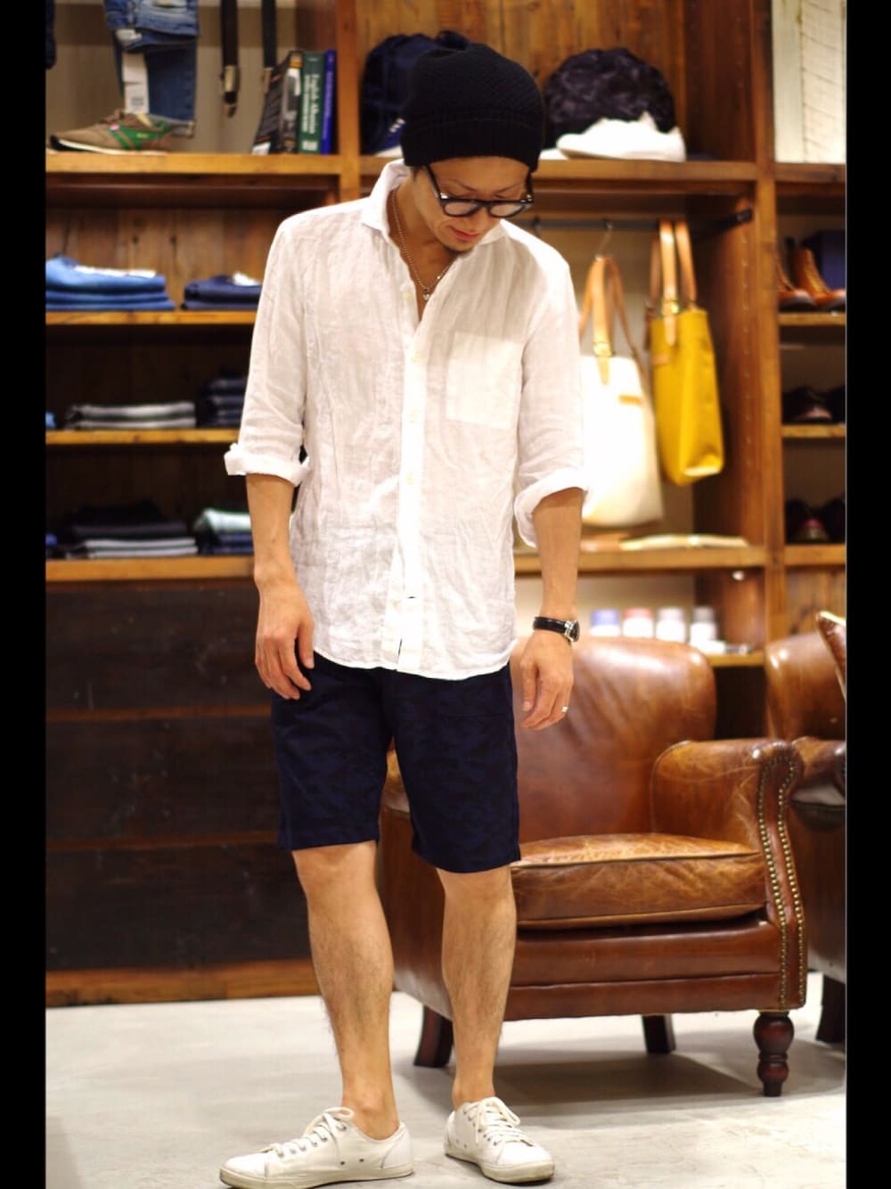 ブルー系のカーゴパンツ、ホワイト系のシャツ/ブラウス、ホワイト系のスニーカーを着用したメンズの夏コーディネートの1枚目の写真