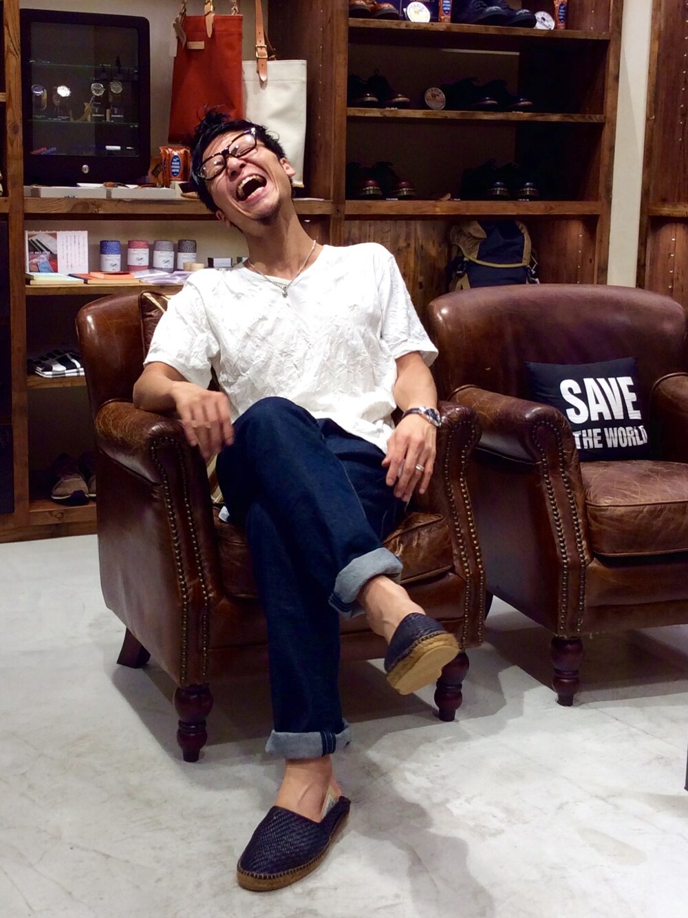 ホワイト系のTシャツ/カットソー、ブルー系のデニムパンツ、ブラック系のスリッポンを着用したメンズの夏コーディネートの1枚目の写真