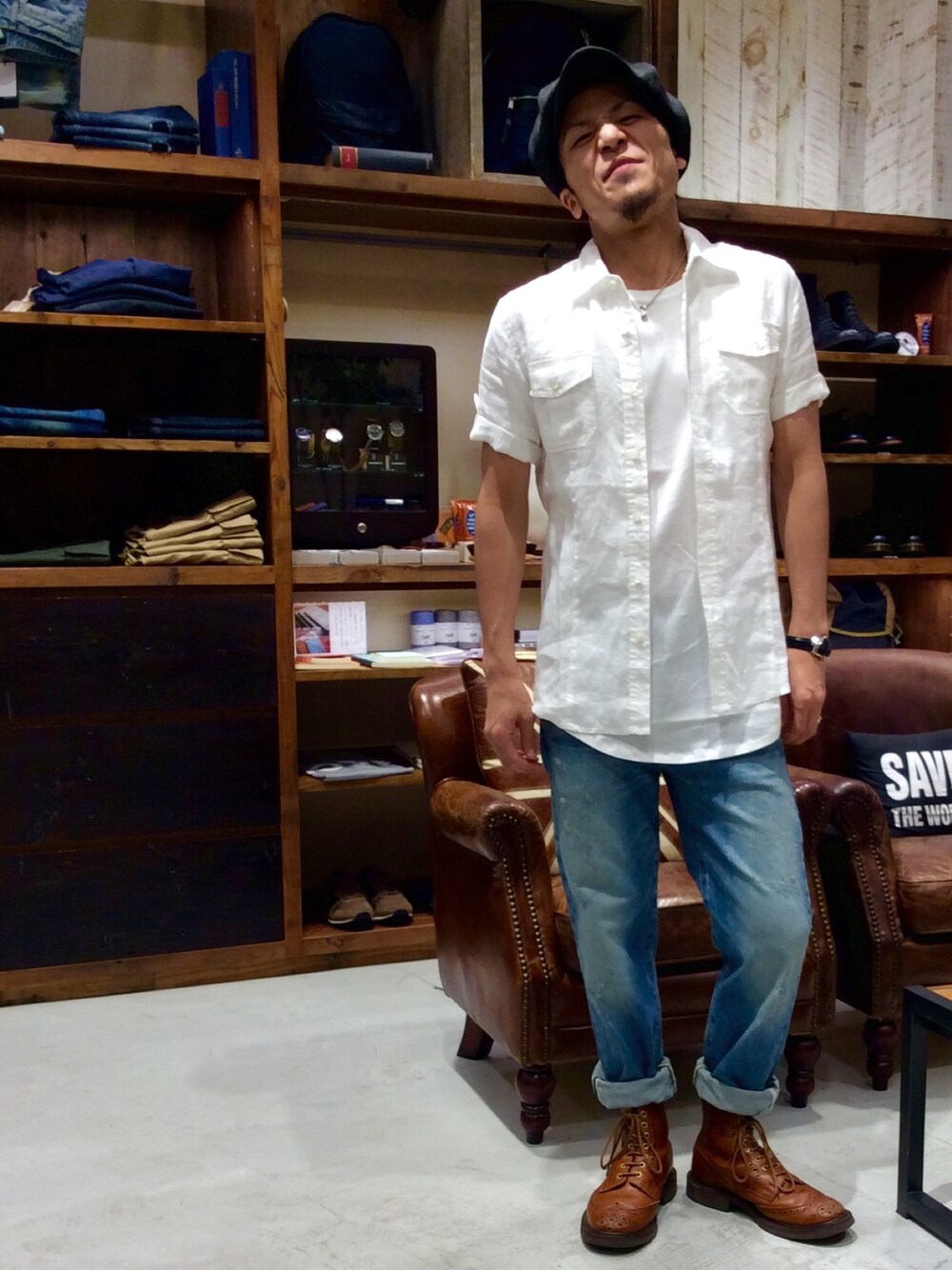 「ビッグシルエット、Tシャツ、帽子、デニムパンツ、大人コーデ、白×白、シャツスタイル、低身長、リネンシャツ、 ベンチュラ」｜「KATHARINE HAMNETT LONDON のROUND LENGTH SHORT SLEEVE / ラウンドレングスショートスリーブTシャツ（Tシャツ/カットソー、ホワイト系）」を使った、noroさん（メンズ・168cm）の夏コーディネートの1枚目の写真
