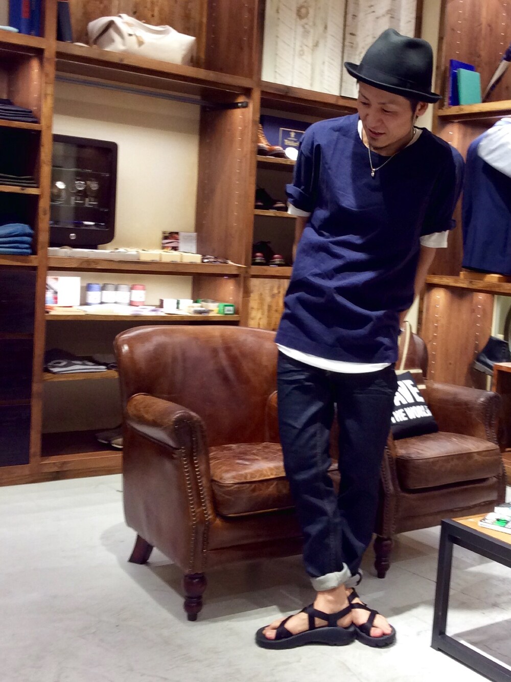 ホワイト系のTシャツ/カットソー、ブルー系のデニムパンツ、ブルー系のTシャツ/カットソーを着用したメンズの夏コーディネートの1枚目の写真