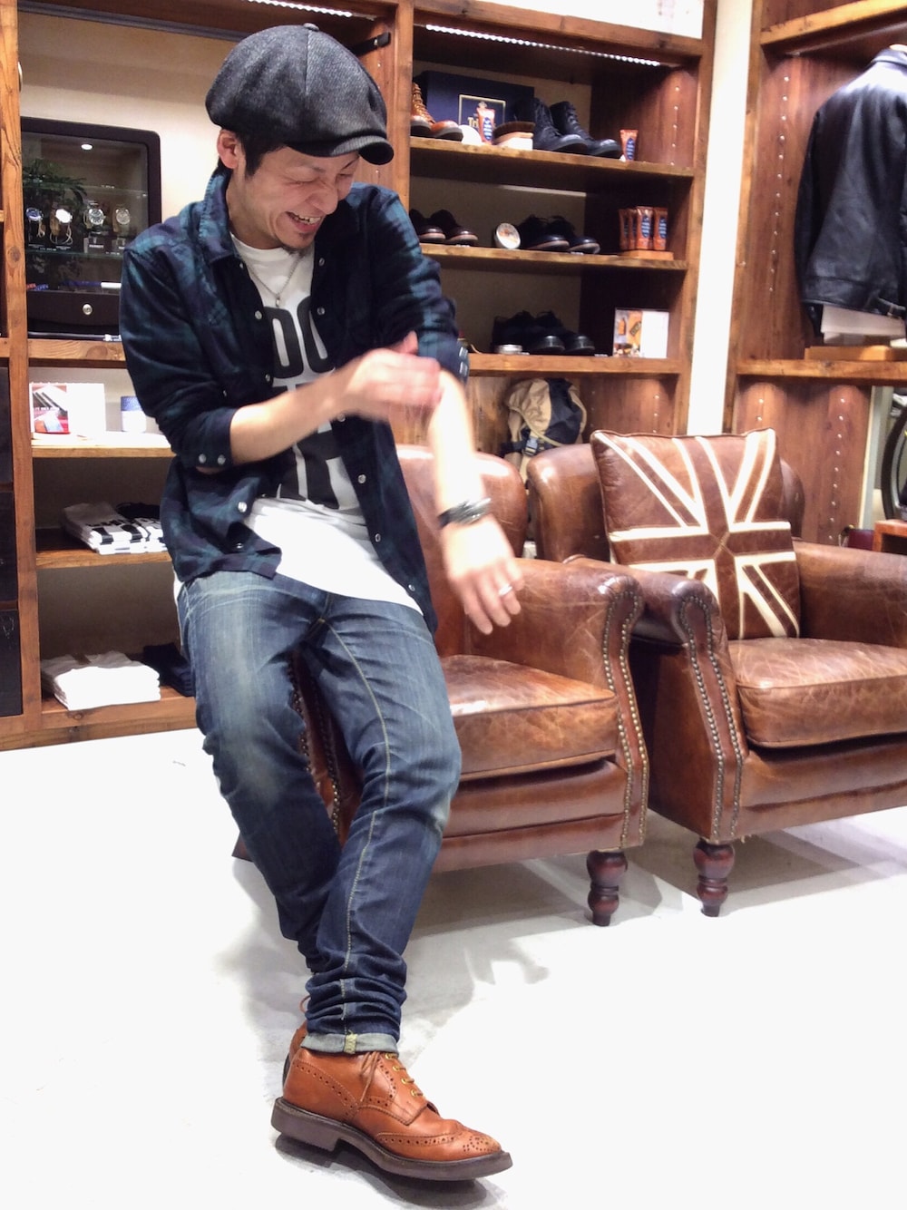 「デニム、ブーツ、シンプル、ネルシャツ、Tシャツ、トリッカーズ、キャスケット、帽子、大人コーデ、秋」｜「KATHARINE HAMNETT LONDON のWESTERN PLAID SHIRT / ウエスタンチェックシャツ（シャツ/ブラウス、グリーン系）」を使った、noroさん（メンズ・168cm）の秋コーディネートの1枚目の写真