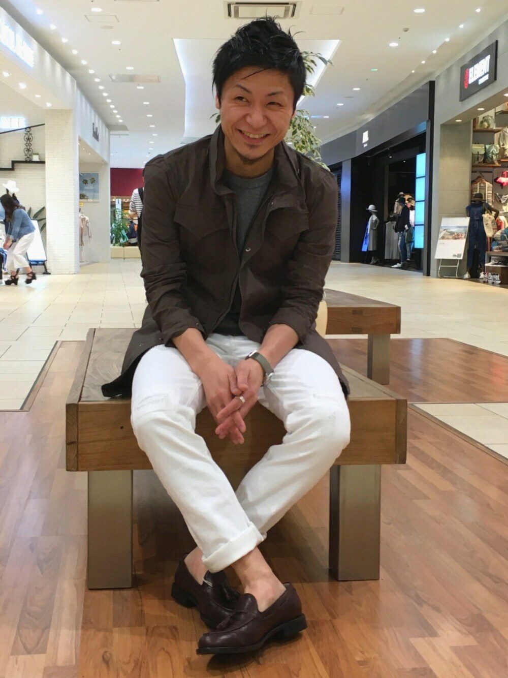 グリーン系のジャケット/アウター、グレー系のTシャツ/カットソー、ブラウン系のスリッポンを着用したメンズの春コーディネートの1枚目の写真