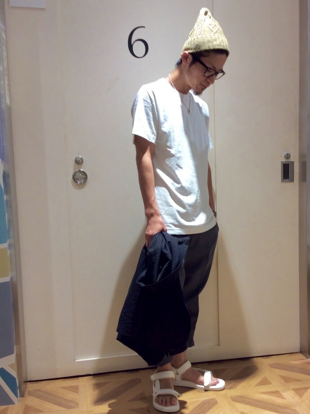 ホワイト系のTシャツ/カットソー、グレー系のパンツ、ブラック系のジャケット/アウターを着用したメンズの夏コーディネートの1枚目の写真