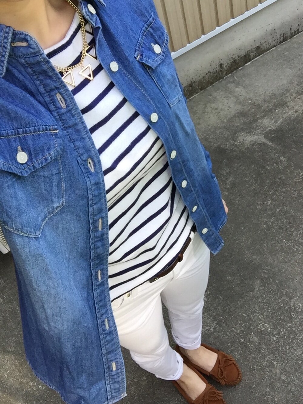 ホワイト系のTシャツ/カットソー、ホワイト系のその他パンツ、ブラウン系のその他シューズを着用したレディースの春コーディネートの1枚目の写真