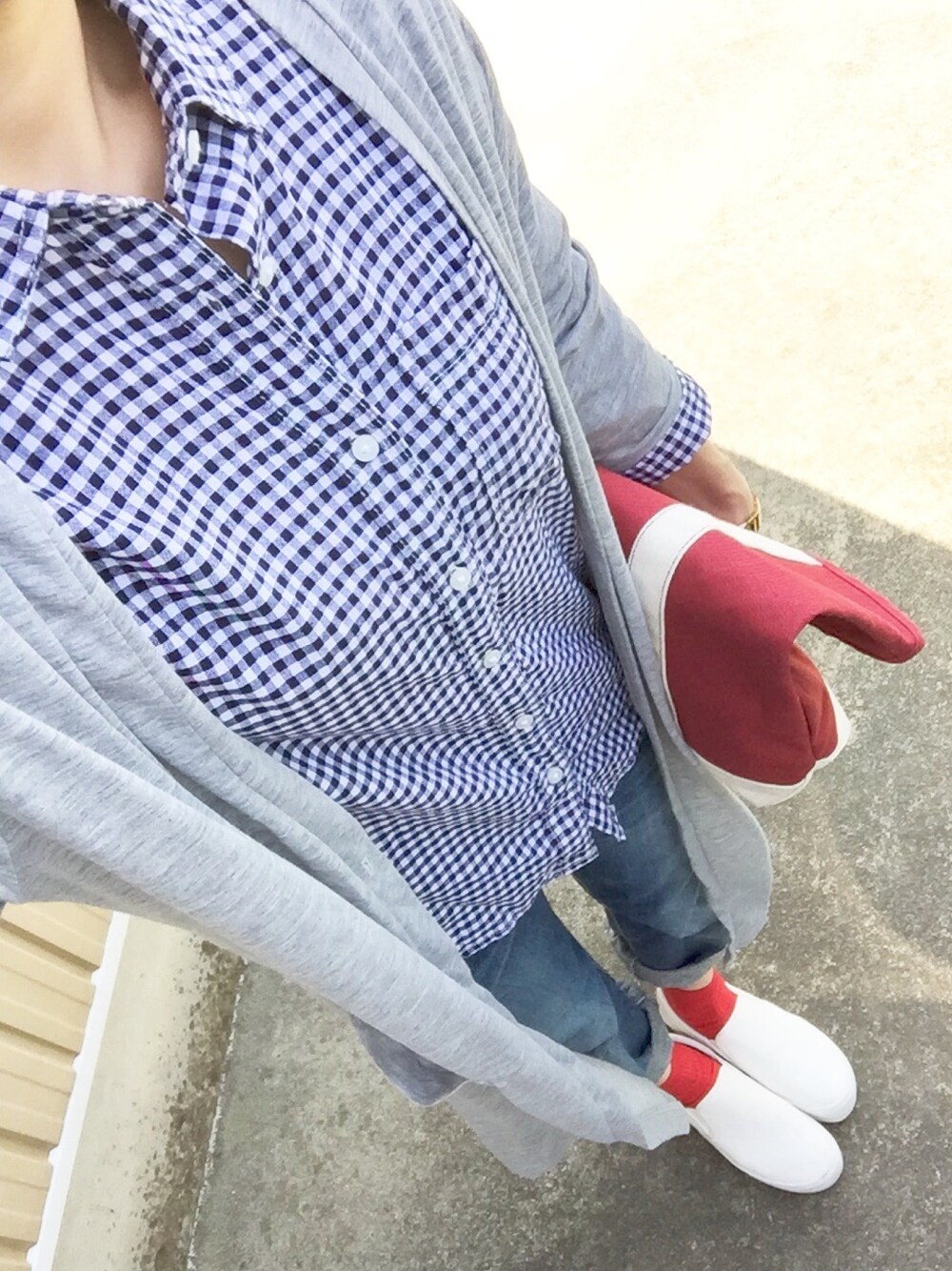 ブルー系のシャツ/ブラウス、グレー系のカーディガン/ボレロ、ブルー系のデニムパンツを着用したレディースの春コーディネートの1枚目の写真