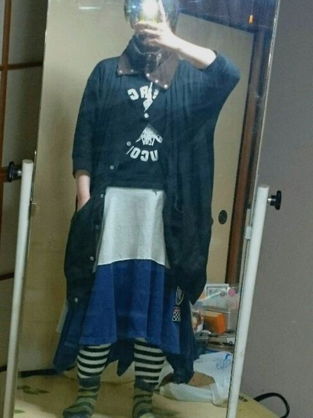 「でぶ、休日スタイル、スウェットスカート、ルーズシルエット、mercibeaucoup,、ゆるコーデ、おひさしぶりの投稿」｜「mercibeaucoup,のＢ：タワーカレッジティー（Tシャツ/カットソー、ブラック系）」を使った、しろーさん（レディース・173cm）の冬コーディネートの1枚目の写真