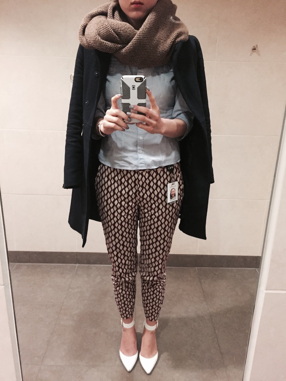 「winter、WOMEN、heels、working style、red lips、coat」｜「ZARAのアイテム（その他パンツ、その他）」を使った、mengchengfengさん（レディース・173cm）の冬コーディネートの1枚目の写真