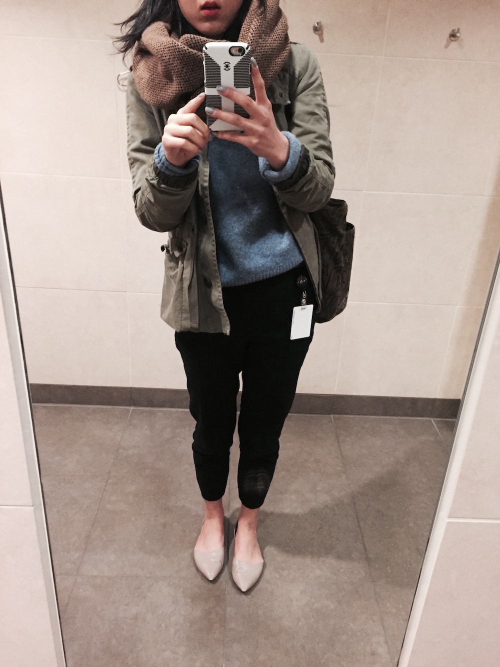 「winter、working style、WOMEN、woman、red lips」｜「GAPのアイテム（その他アウター、グリーン系）」を使った、mengchengfengさん（レディース・173cm）の冬コーディネートの1枚目の写真