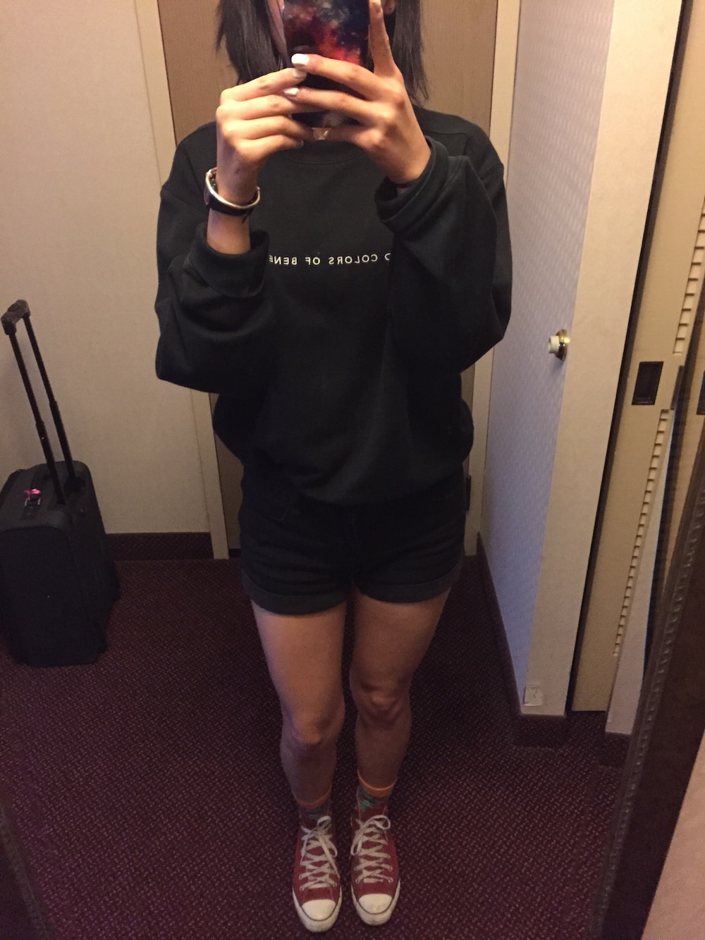 「casual、WOMEN、shorts、converse、travel」｜「UNITED COLORS OF BENETTON.のアイテム（パーカー、ブラック系）」を使った、mengchengfengさん（レディース・173cm）の夏コーディネートの1枚目の写真