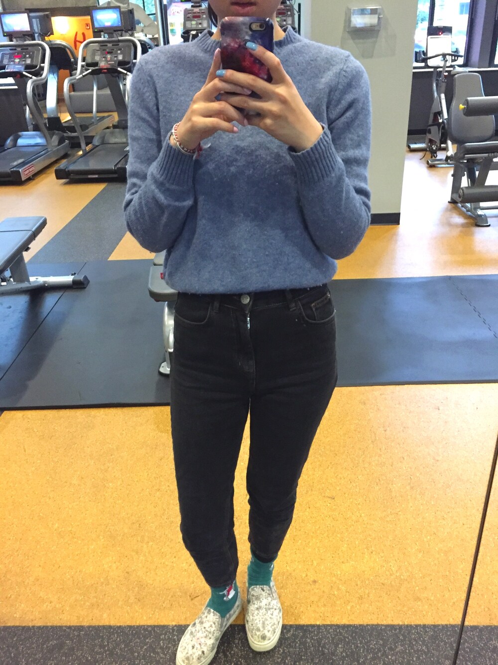 「WOMEN、denim、sweater、VANS」｜「Izodのアイテム（ニット/セーター、ブルー系）」を使った、mengchengfengさん（レディース・173cm）の夏コーディネートの1枚目の写真