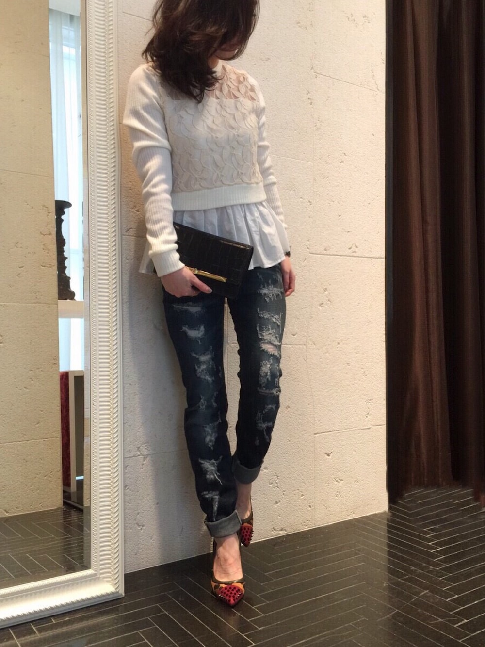 ベージュ系のTシャツ/カットソー、ブルー系のデニムパンツ、ブラック系のクラッチバッグを着用したレディースの秋コーディネートの1枚目の写真