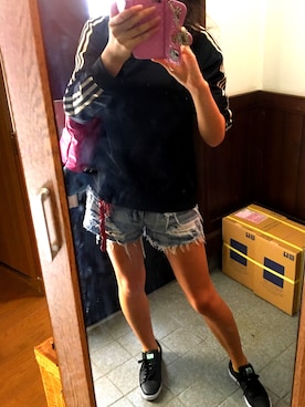 「adidas（アディダス）のアイテム（Tシャツ/カットソー、ブラック系）」を使った、ももかさん（レディース・173cm）の秋コーディネート