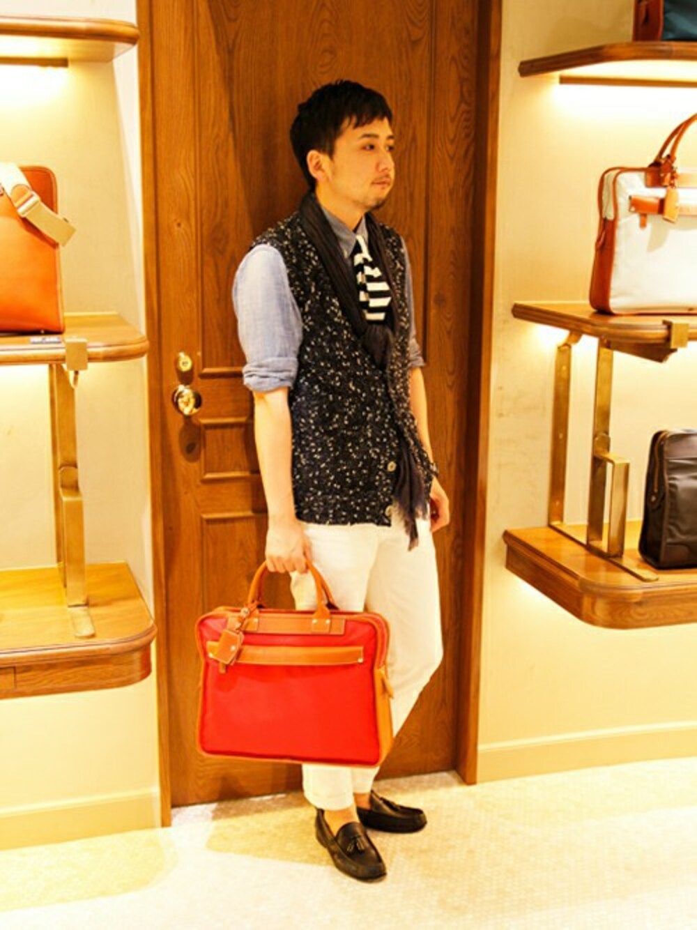 レッド系のビジネスバッグを着用したメンズの夏コーディネートの1枚目の写真