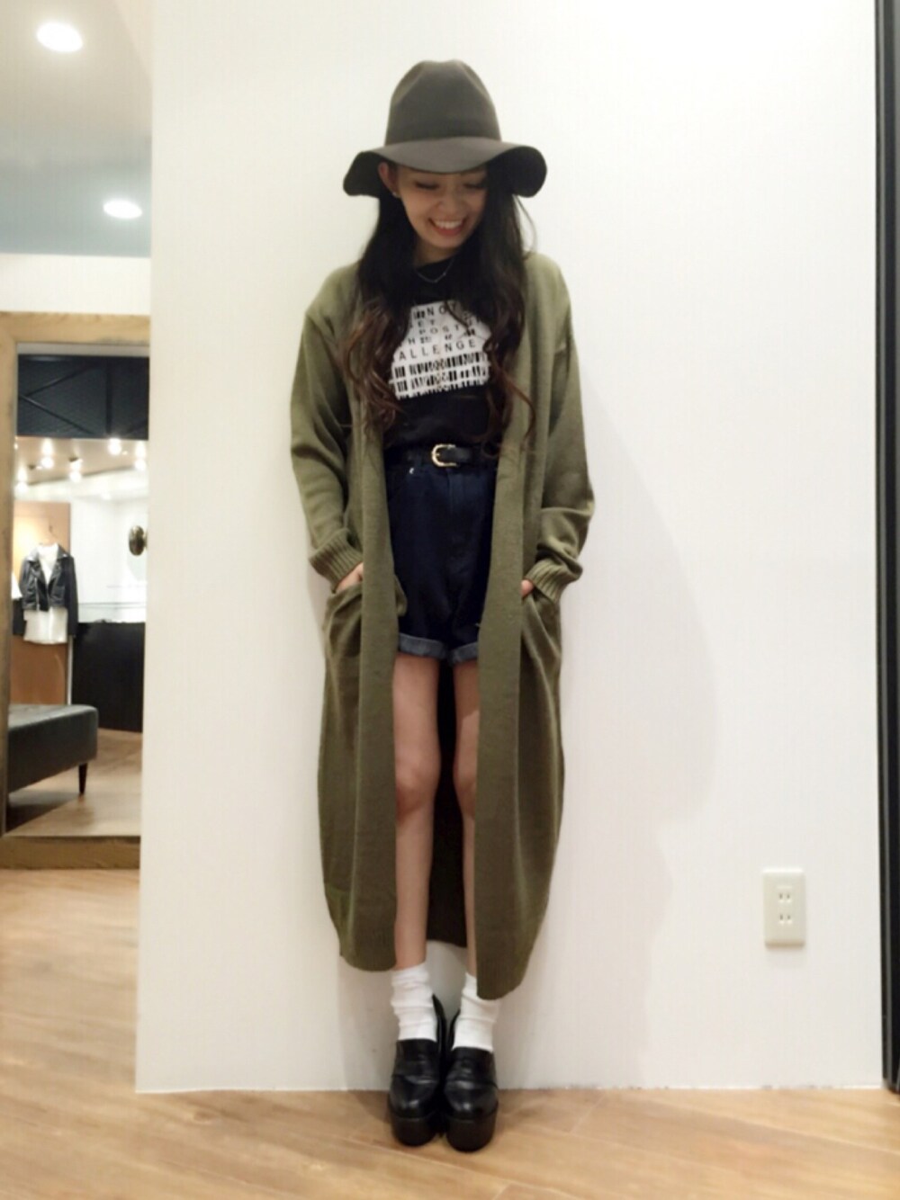 「ロングカーディガン、カーキ、Tシャツ、ショートパンツ、ハット、マキシ丈」｜「ENVYMのアイテム（カーディガン/ボレロ、その他）」を使った、mamiさん（レディース・154cm）の秋コーディネートの1枚目の写真