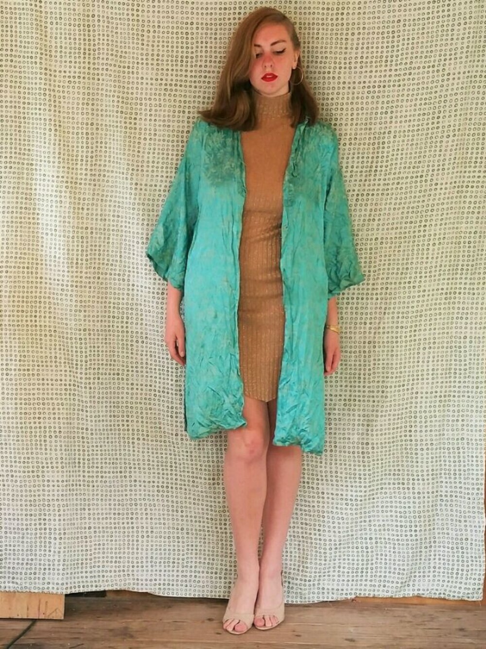 「R29AllAboutTheSleeve、kimono、red lips、gold」｜「VINTAGEのアイテム（ドレス、ゴールド系）」を使った、Susannahさん（レディース・178cm）の夏コーディネートの1枚目の写真