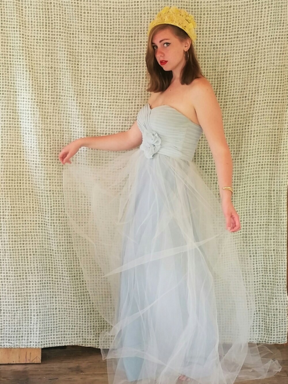 「R29DressesToKill、blue、prom」｜「VINTAGEのアイテム（ハット、イエロー系）」を使った、Susannahさん（レディース・178cm）の夏コーディネートの1枚目の写真