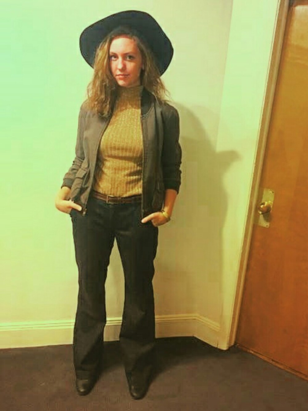 「WideBrimHats_TBrand、70s、denim」｜「OLD NAVYのアイテム（ジャケット/アウター、ブラウン系）」を使った、Susannahさん（レディース・178cm）の秋コーディネートの1枚目の写真