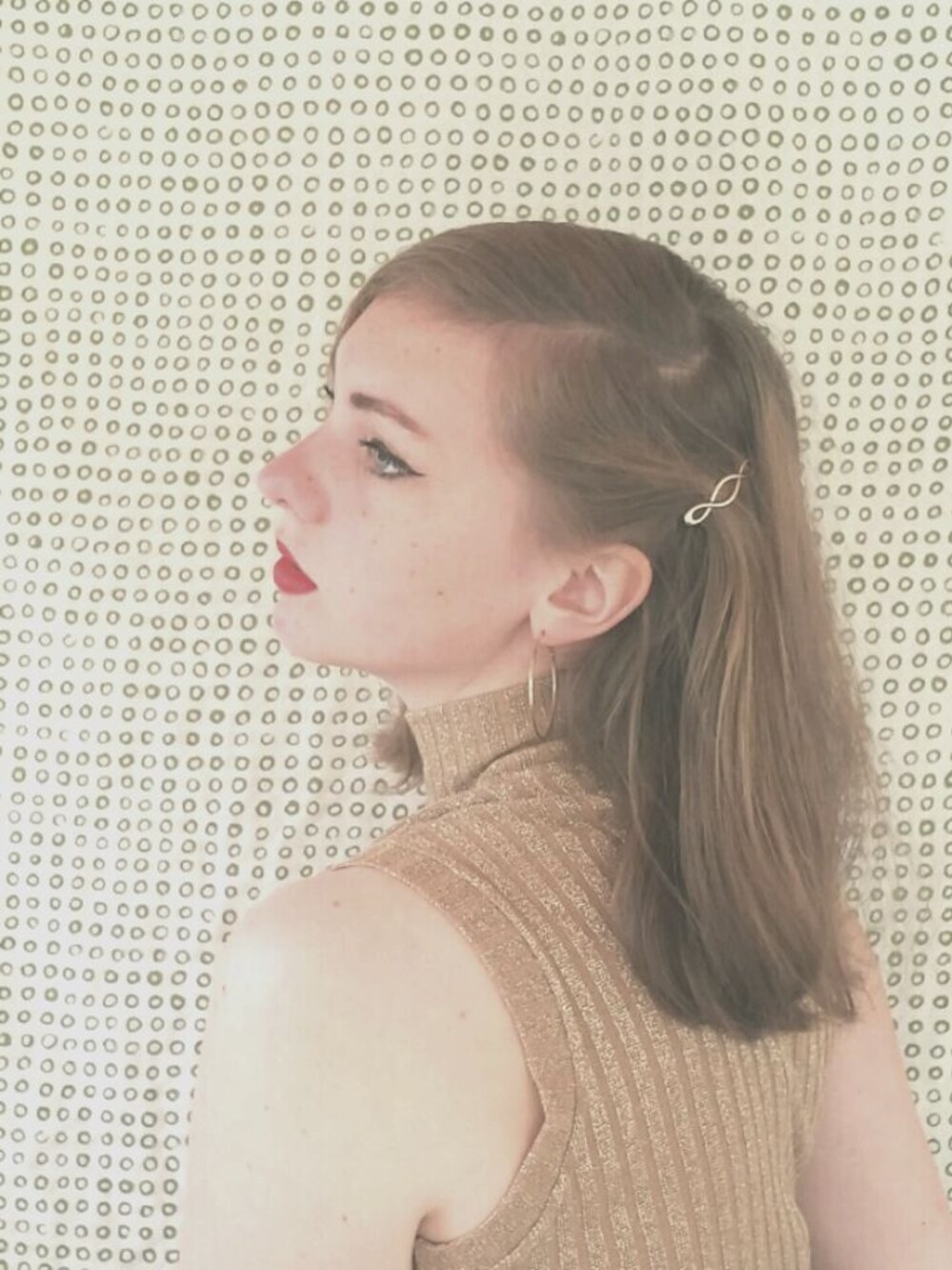 「sparkles_vogue」｜「VINTAGEのアイテム（ワンピース、ゴールド系）」を使った、Susannahさん（レディース・178cm）の秋コーディネートの1枚目の写真