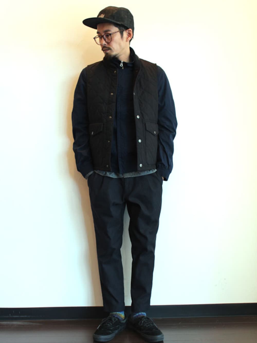 「 ベスト、ジェットキャップ、 ホップサック」｜「THE STAKE (ザ・ステイク) " 5 PANEL CAP " Denim（キャップ、ブルー系）」を使った、nakajiさん（メンズ・168cm）の冬コーディネートの1枚目の写真