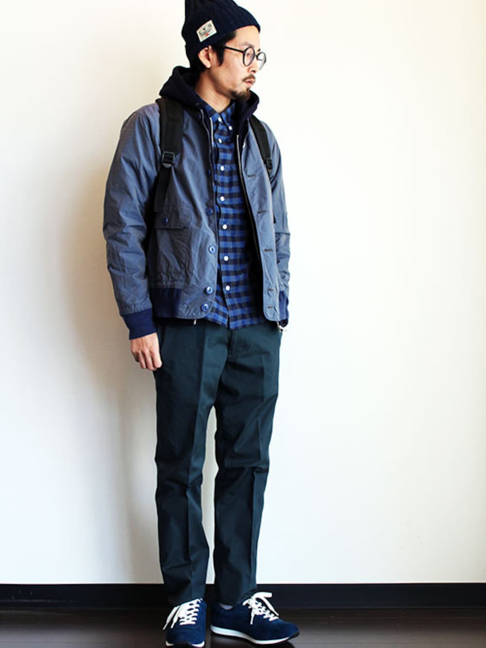 「ニットCAP、スニーカーコーデ、 バックパック」｜「WONDER BAGGAGE (ワンダーバゲージ) " Goodmans daypack "（バックパック/リュック、ブルー系）」を使った、nakajiさん（メンズ・168cm）の冬コーディネートの1枚目の写真