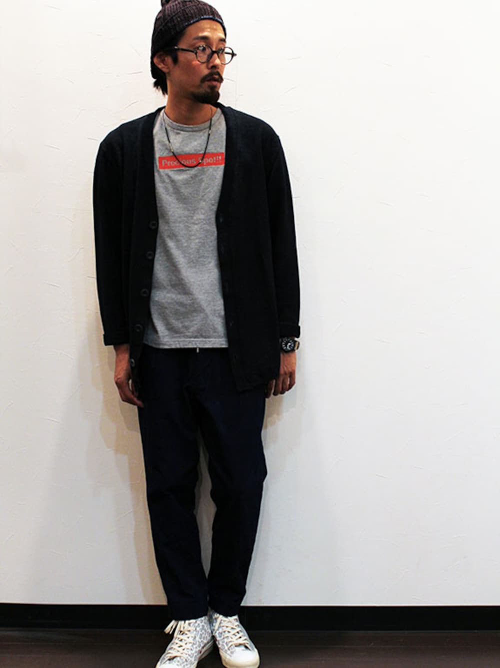 「カーディガン、ネックレス、ニット帽、Tシャツ、秋のコーデ、ケーブルニット、クロップドパンツ、ハイカットスニーカー、ボックスロゴ、インディゴ」｜「Soglia (ソリア) （ニットキャップ/ビーニー、その他）」を使った、nakajiさん（メンズ・168cm）の秋コーディネートの1枚目の写真