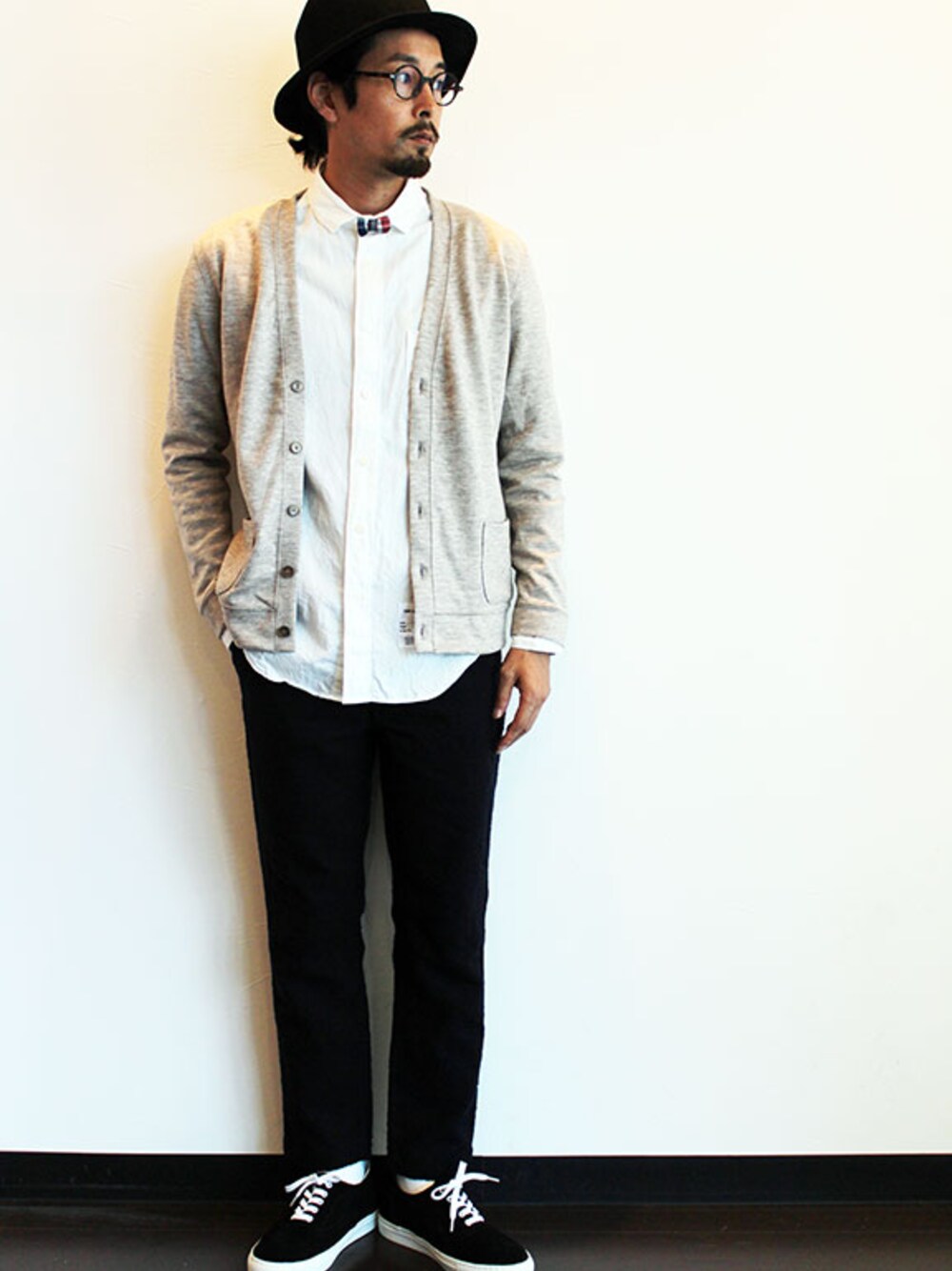 「カーディガン、スニーカー、白シャツ、ジャガード、ハット、クロップドパンツ、ペイズリー、ボウタイ、シャツスタイル、マウンテンハット」｜「UNITED LOT. (ユナイテッド ロット.) " Short Mountain Hat "（ハット、ブラック系）」を使った、nakajiさん（メンズ・168cm）の冬コーディネートの1枚目の写真