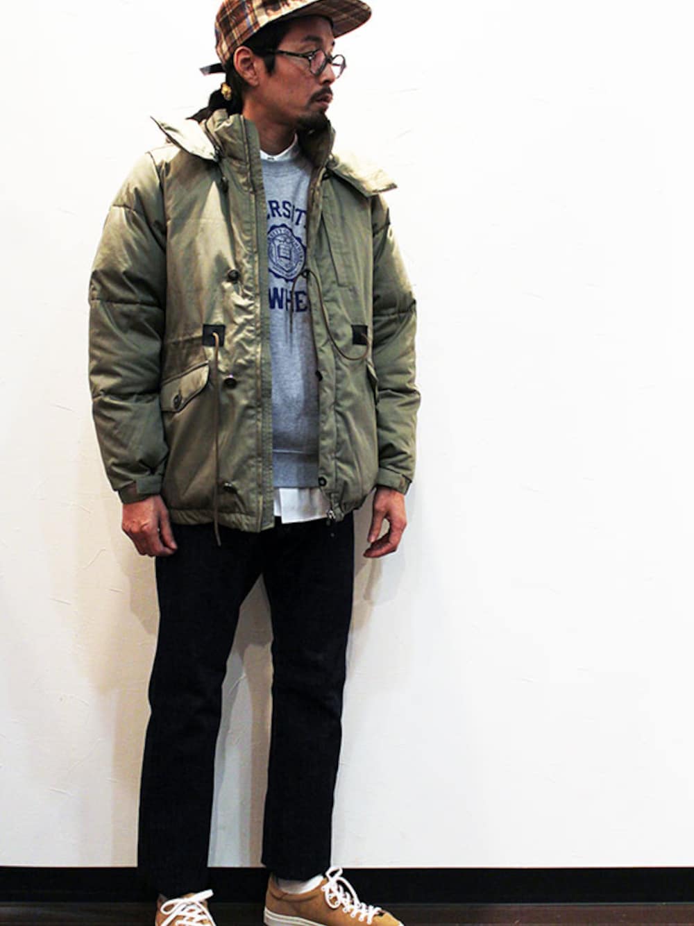 その他のダウンジャケット/コート、その他のスウェット、ホワイト系のシャツ/ブラウスを着用したメンズの冬コーディネートの1枚目の写真