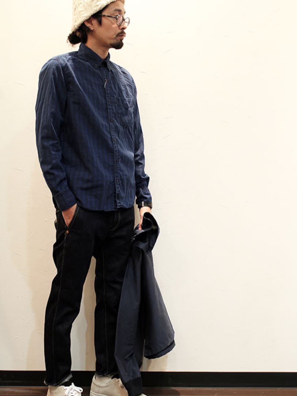 ブルー系のシャツ/ブラウス、ブルー系のデニムパンツ、ベージュ系のスニーカーを着用したメンズの春コーディネートの1枚目の写真