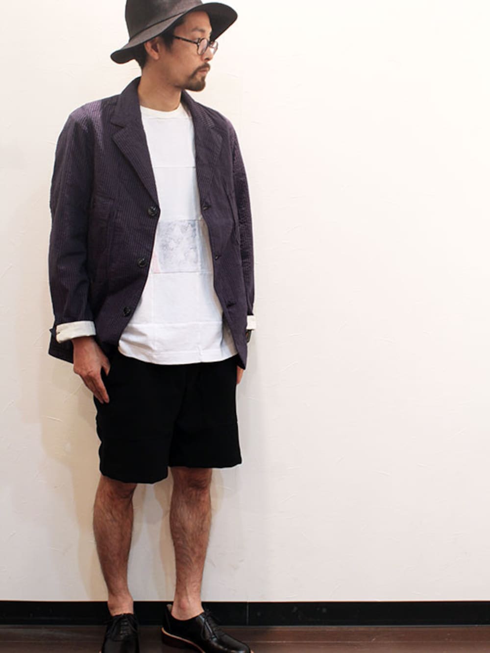 パープル系のテーラードジャケット、その他のTシャツ/カットソー、ブラック系のその他パンツを着用したメンズの春コーディネートの1枚目の写真