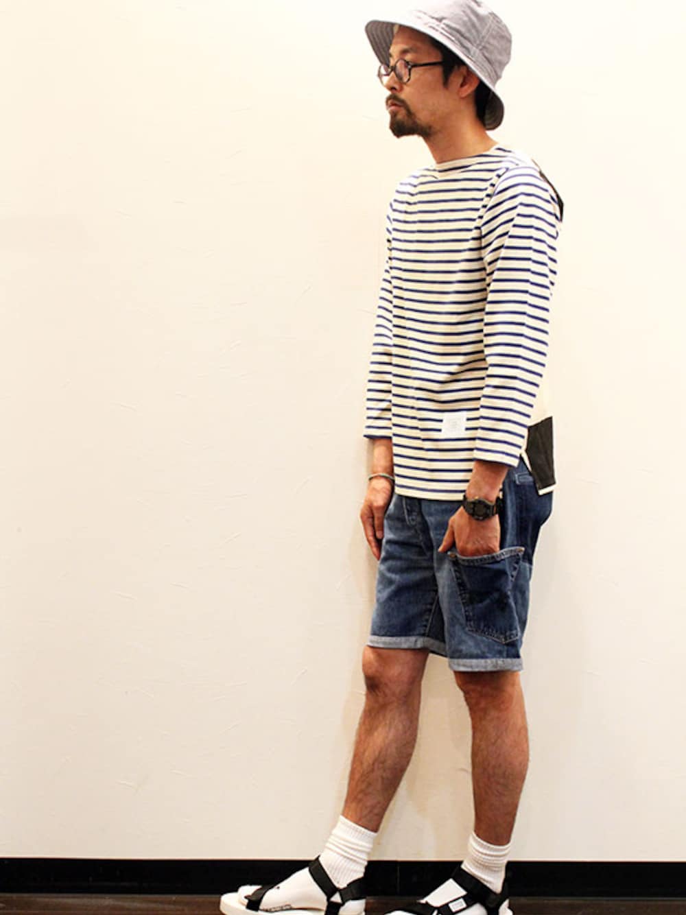 その他のTシャツ/カットソー、ブルー系のデニムパンツ、ホワイト系のサンダルを着用したメンズの春コーディネートの1枚目の写真