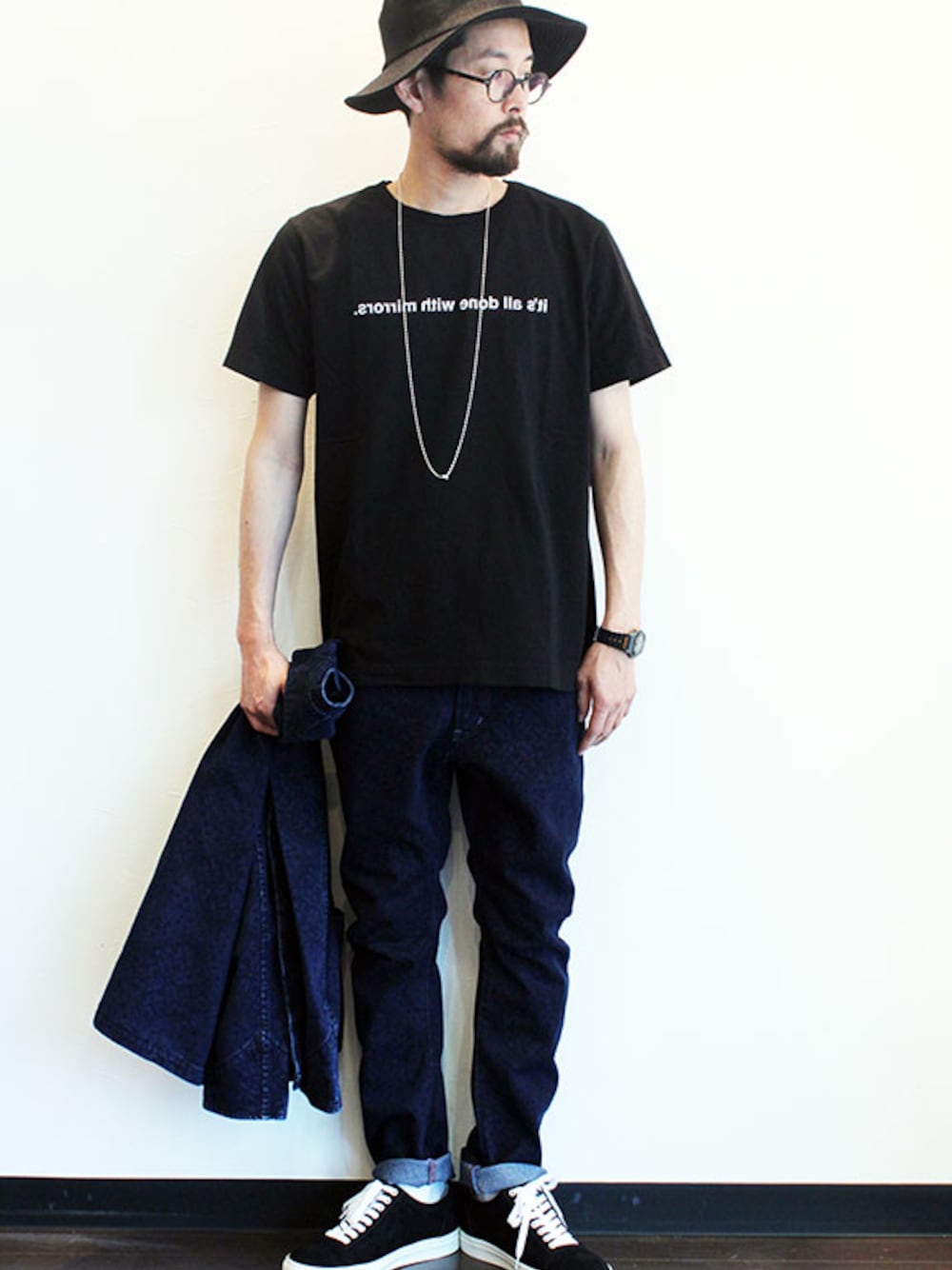 ホワイト系のTシャツ/カットソー、ブルー系のデニムパンツ、ブラック系のスニーカーを着用したメンズの春コーディネートの1枚目の写真