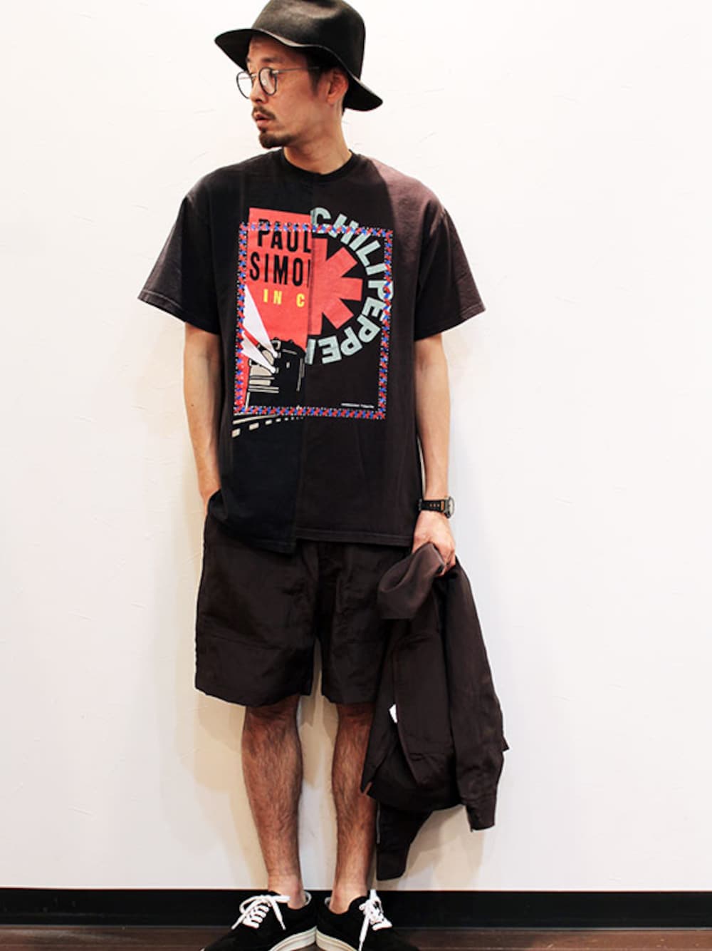 「スニーカー、ショートパンツ、Tシャツ、黒、ハット、バンドT、リメイク、黒ハット、HURRAY HURRAY」｜「SleepslopeのCrash Wide Brim Hat（ハット、その他）」を使った、nakajiさん（メンズ・168cm）の夏コーディネートの1枚目の写真