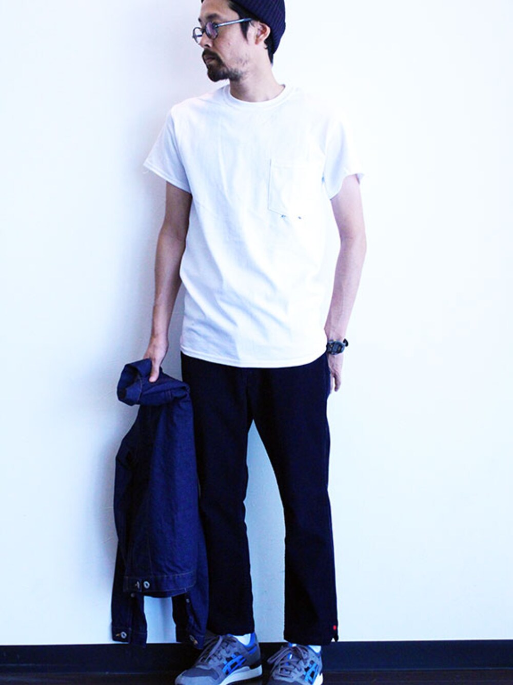 ホワイト系のTシャツ/カットソー、その他のその他パンツ、グレー系のスニーカーを着用したメンズの秋コーディネートの1枚目の写真