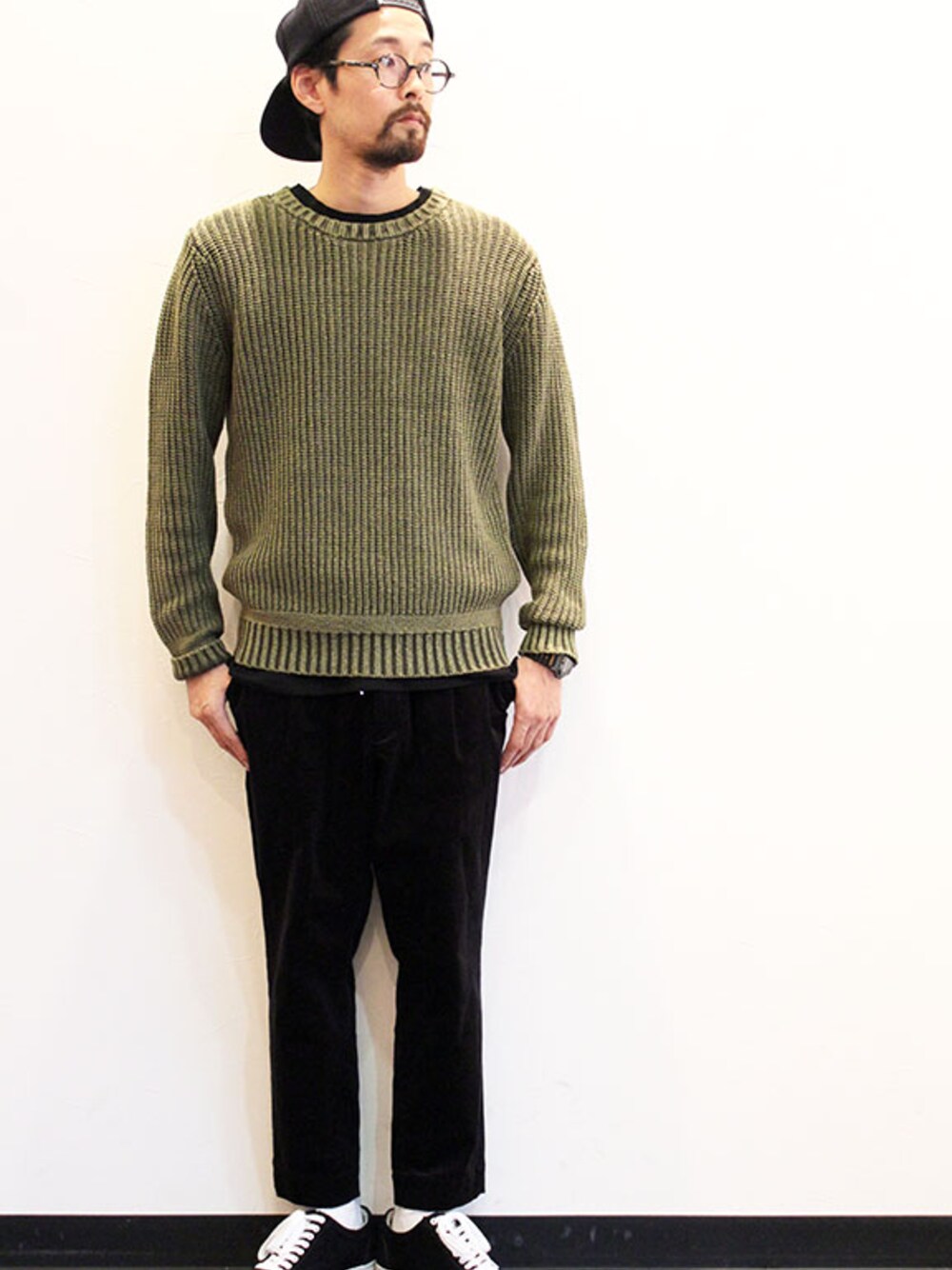 「ニット、パンツ、セーター、キャップ、秋のコーデ、ベースボールキャップ、ラフ、パンツスタイル、秋、秋コーデ」｜「THE COLORの" WORKING CLASS " (WINFIELD×THE COLOR)（キャップ、その他）」を使った、nakajiさん（メンズ・168cm）の秋コーディネートの1枚目の写真