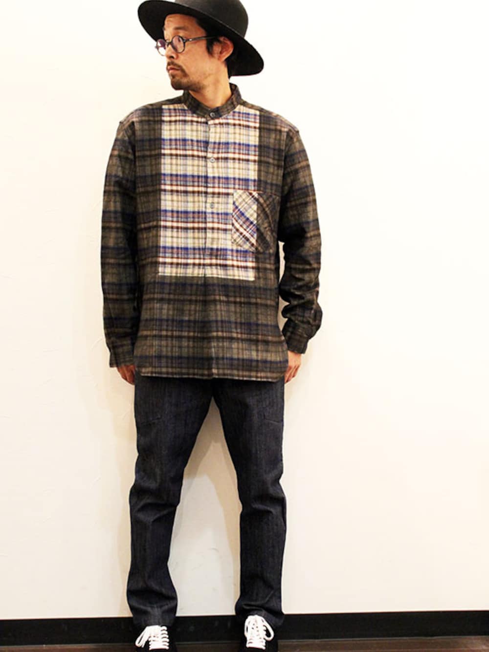 その他のシャツ/ブラウス、ブルー系のデニムパンツ、ブラック系のスニーカーを着用したメンズの秋コーディネートの1枚目の写真