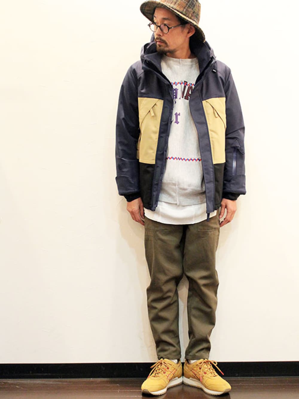 ブルー系のマウンテンパーカー、グレー系のスウェット、ホワイト系のTシャツ/カットソーを着用したメンズの冬コーディネートの1枚目の写真
