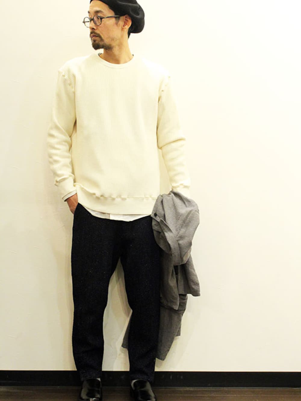 「テーパードパンツ、 ベレー帽、レイヤードスタイル、 スウェット、 ホワイト、 春コーデ、 スリッポン、ワッフル、ノーカラーシャツ、サーマル」｜「ISLAND KNIT WORKSのDe La - S（ハンチング/ベレー帽、その他）」を使った、nakajiさん（メンズ・168cm）の春コーディネートの1枚目の写真