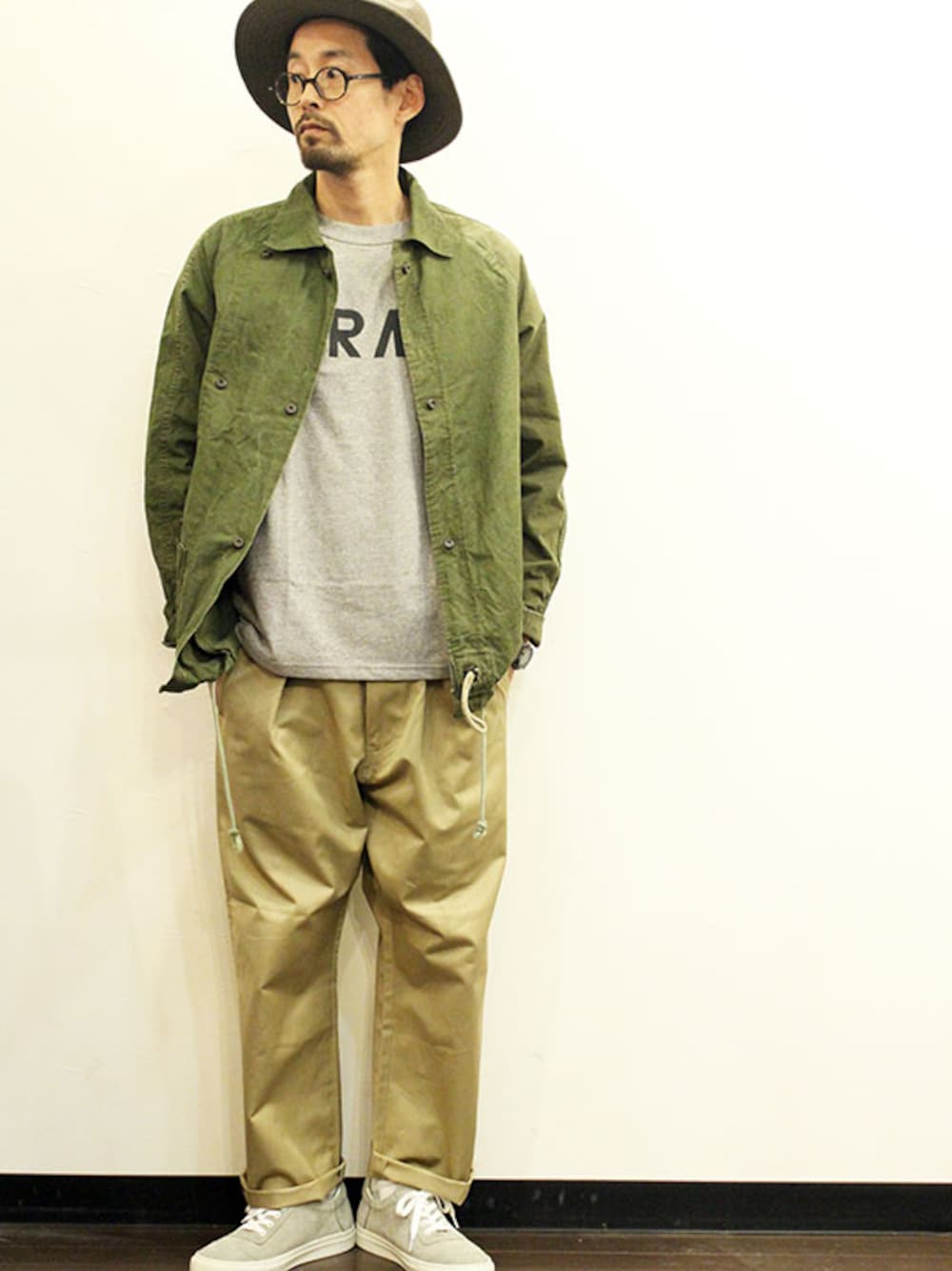 「チノパン、 Tシャツ、 ミリタリー、 ハット、コーチジャケット、ワイドパンツ、 ベージュ、タックパンツ、ベトジャン、はるコーデ」｜「SleepslopeのWide Brim Hat（ハット、その他）」を使った、nakajiさん（メンズ・168cm）の春コーディネートの1枚目の写真