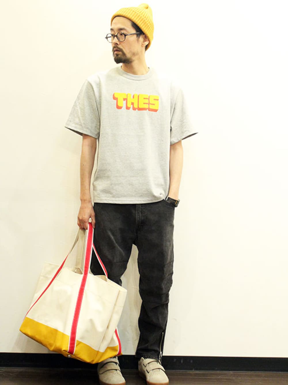 その他のTシャツ/カットソー、ブラック系のデニムパンツ、その他のスニーカーを着用したメンズの春コーディネートの1枚目の写真