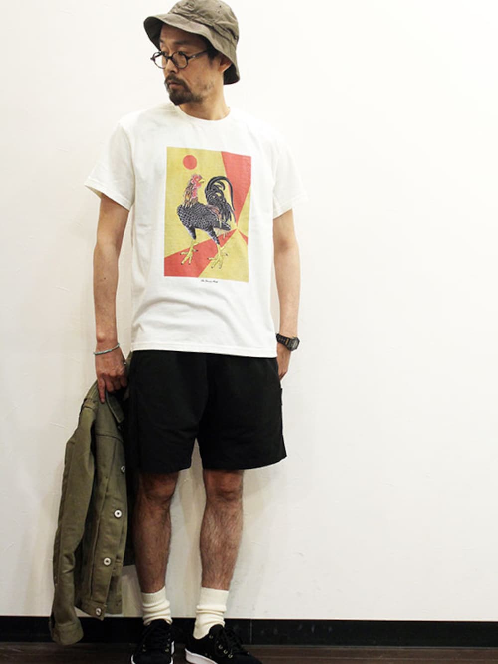 「 ハット、 ブラック、シンプルコーデ、 オーバーサイズ、白Tシャツ、 street、 短パン、 春夏コーデ、 おとなカジュアル、 ティーシャツ」｜「THE FABRICのSHAMO Tee（Tシャツ/カットソー、ホワイト系）」を使った、nakajiさん（メンズ・168cm）の春コーディネートの1枚目の写真