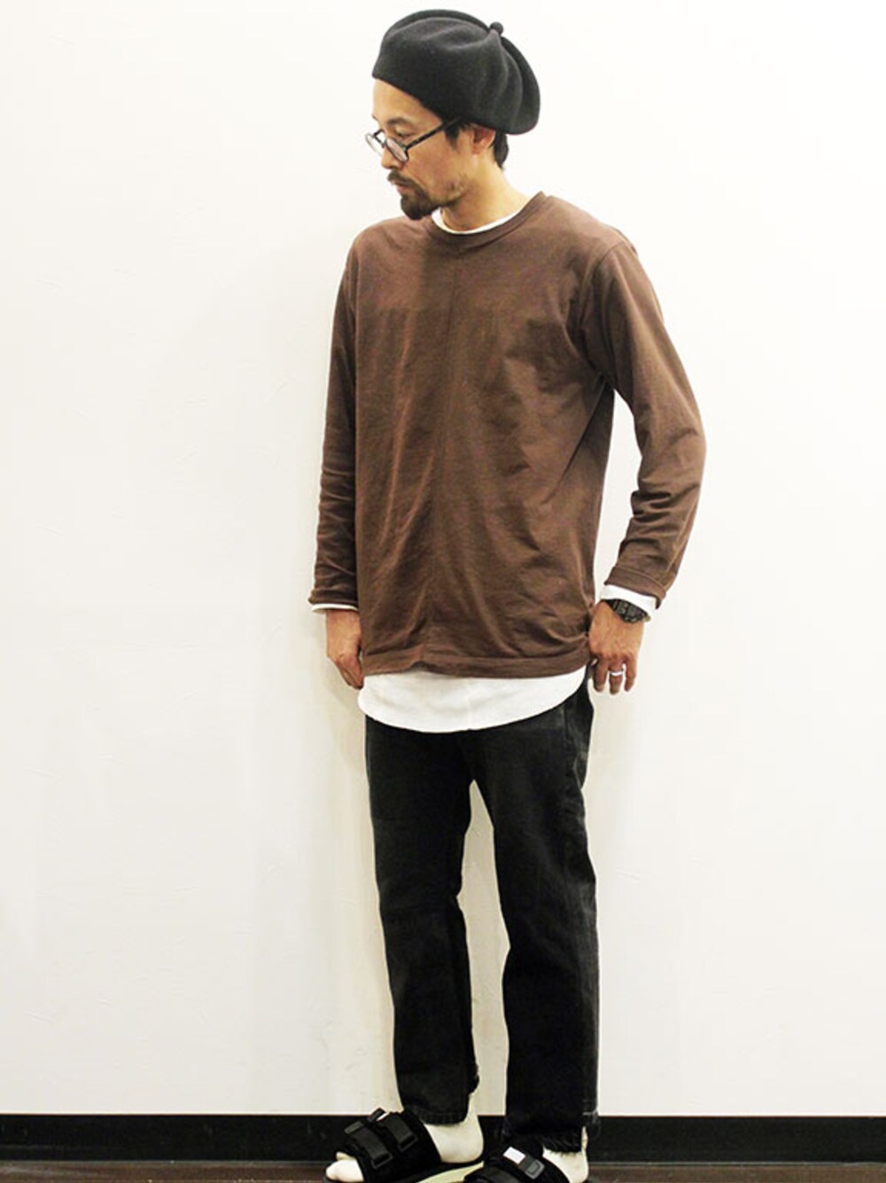 ブラウン系のTシャツ/カットソー、ホワイト系のTシャツ/カットソー、ブラック系のデニムパンツを着用したメンズの春コーディネートの1枚目の写真