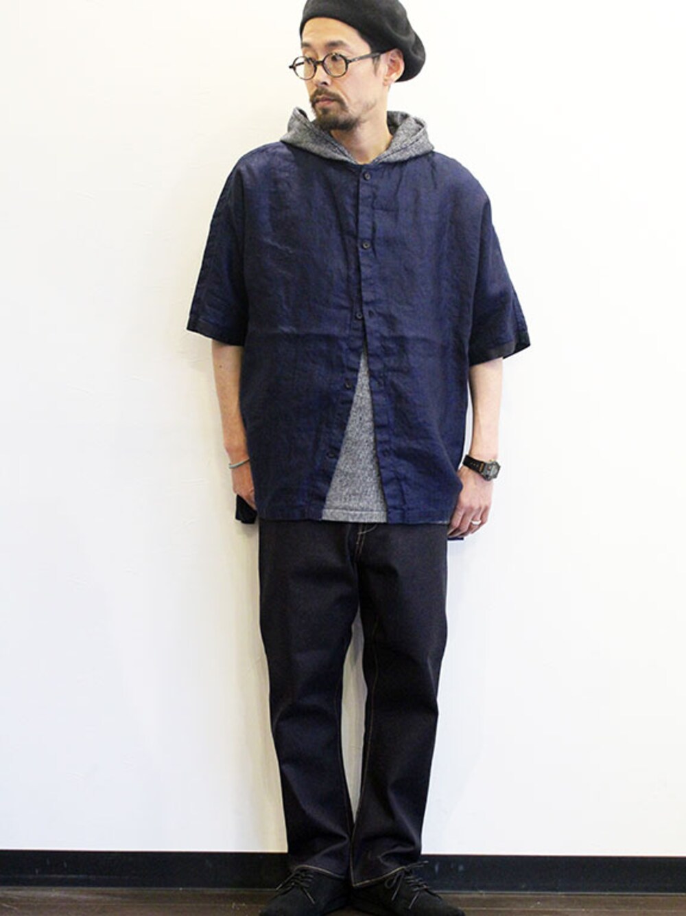 ブルー系のシャツ/ブラウス、その他のTシャツ/カットソー、ブルー系のデニムパンツを着用したメンズの春コーディネートの1枚目の写真